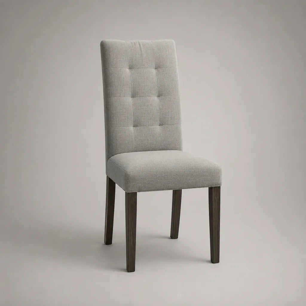 Sedia imbottita in tessuto grigio chiaro con schienale imbottito e piedi in legno marrone scuro, 45 × 55 × 100 cm